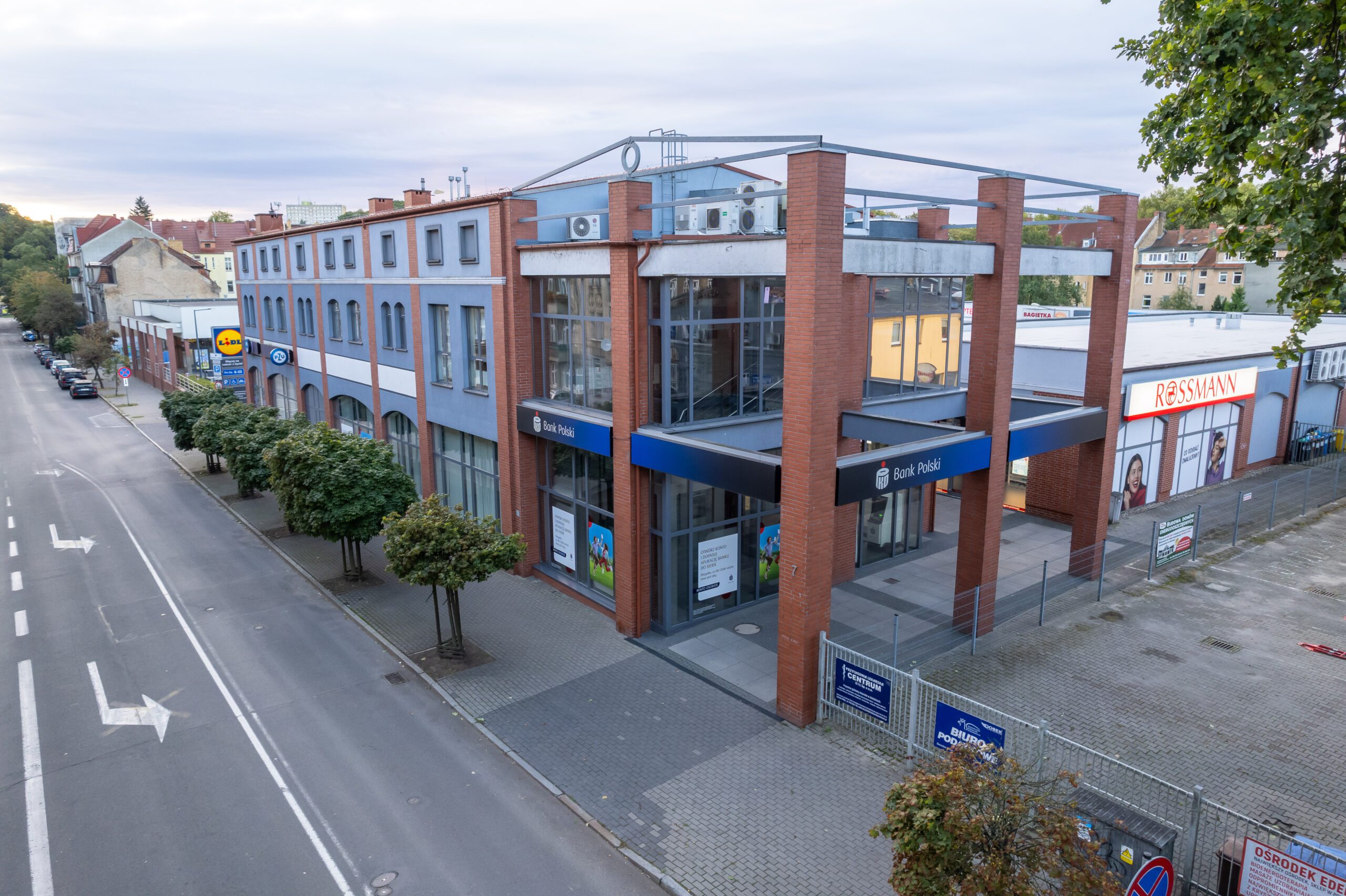 Pasaż handlowy + parking